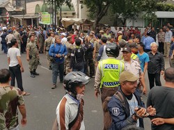 Satpol PP Mundur, Tak Jadi Tertibkan Lapak Kambing di Trotoar Tanah Abang
