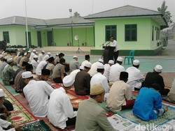 Kabut Asap Masih Tebal, Warga dan Prajurit di Jambi Salat Minta Hujan