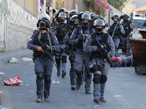 Warga Palestina-Polisi Israel Bentrok di Yerusalem, 120 Orang Luka Warga Palestina-Polisi Israel Bentrok di Yerusalem, 120 Orang Luka