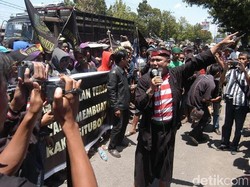 Ratusan Massa Desak Kejaksaan Tahan Tersangka Kasus ITE