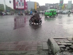 Sempat Diwarnai Hujan Es, Begini Penampakan Derasnya Hujan di Bogor