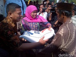 Mensos Traktir Warga Desa Ngrawen Semarang 1,6 Ton Beras Sejahtera