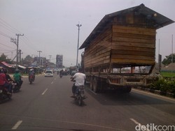 Wah Ada Rumah Digendong Truk di Pekanbaru, Ngungsi karena Asap?