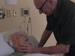 Haru! Pria Ini Nyanyikan Lagu Cinta untuk Istrinya yang Idap Demensia