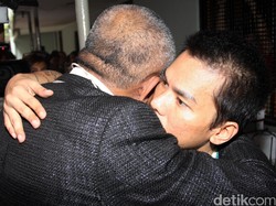 Muncikari Robby Abbas Divonis 1 Tahun 4 Bulan Bui, Langsung Menangis