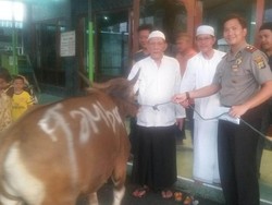 Polisi Sumbang Hewan Kurban ke 30 Masjid di Tambora, Jakarta Barat