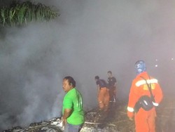 Cegah Kebakaran di TPS Ps Minggu Membesar Polisi Kerahkan Backhoe