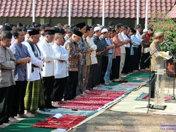 Rektor Hingga Mahasiswa UI Gelar Salat Minta Hujan, Suara Gemuruh Terdengar
