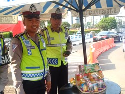 Salut! Brigadir Iskandar Nemplok di Kap Taksi yang Kabur Saat Disetop