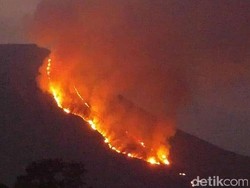 Begini Penampakan Dahsyatnya Api yang Membakar Gunung Lokon