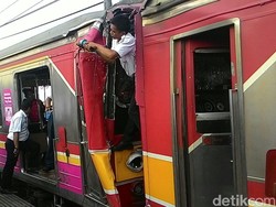 Begini Suasana Evakuasi Korban Benturan Dua Kereta di Stasiun Juanda
