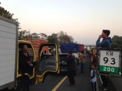 Truk Melintang di Tol Cipularang, Lalin Arah Jakarta Macet 5 Km