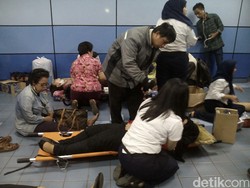 Dua KRL Benturan di Stasiun Juanda, Penumpang Luka dan Ditandu