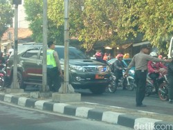 Hebat! Tak Terobos Busway, Mobil TNI Bintang Satu Ini Pilih Kena Macet