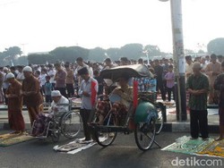 Warga Yogyakarta Ini Khusyuk Salat Idul Adha di Atas Becak