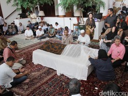 Tokoh dan Pengacara Kondang Berdatangan Melayat Adnan Buyung