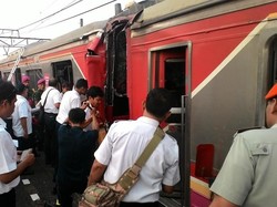 2 Kereta Berbenturan, Petugas Bekerja Keras Keluarkan Masinis yang Terjepit
