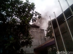 Kebakaran Melanda Sebuah Gedung di Pondok Labu
