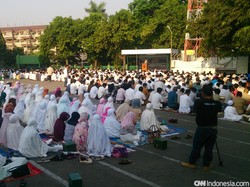 Gelar Salat Id, Ratusan Umat Muslim Penuhi Lapangan Masjid Al Huda Tebet