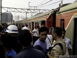 Penumpang Dua KRL yang Berbenturan di Stasiun Juanda Dievakuasi