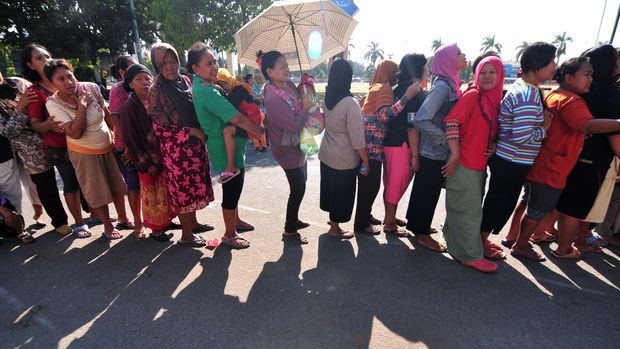 Ratusan warga antre saat pembagian kupon daging kurban di Masjid Agung Tegal, Jawa Tengah, Rabu (23/9). Pengurus Masjid Agung Tegal membagikan sebanyak 2.000 kupon kurban untuk warga miskin yang setiap kuponnya akan mendapatkan setengah kilogram daging kambing dan sapi. ANTARA FOTO/Oky Lukmansyah/pras/15