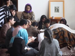 Adnan Buyung Dimakamkan di TPU Tanah Kusir Besok Pagi