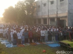 Kebersamaan Korban Lumpur Lapindo Salat Id
