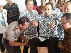 Saat Jokowi, Kapolri, dan para Menteri Terpingkal Melihat Kekuatan Batu Sojol