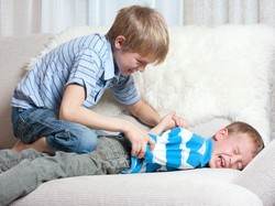 Mengajari Anak untuk Balas Pukul Saat Dipukul, Psikolog: Itu Keliru