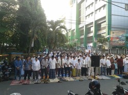 Warga di Kebayoran Baru Penuhi Jalan Limau Gelar Salat Id