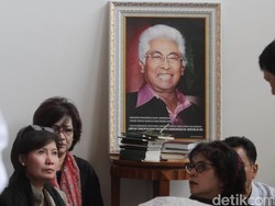 Adnan Buyung Inspirasi Henry Yosodiningrat dan Trimedia Jadi Advokat