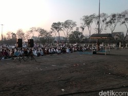 Warga Padati Lapangan Pacuan Kuda Pulo Mas Untuk Salat Idul Adha