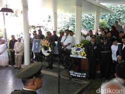 Upacara Adat untuk Adnan Buyung yang Penuh Haru