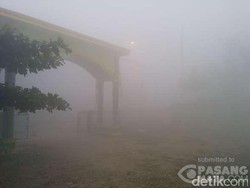 Kabut Asap Kepung Palembang, Warga Salat Id Pakai Masker