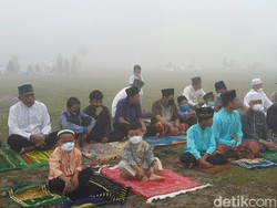 Memprihatinkan, Warga Pekanbaru Salat Id di Tengah Asap