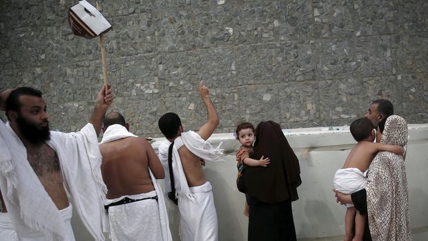 Melempar jumra yang menjadi salah satu bagian dari ibadah haji