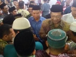 Sultan HB X Salat Id di Masjid Agung Bantul, Warga Berebut Salaman