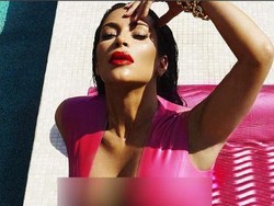 Kim Kardashian Kembali Pamer Foto Seksi Dengan Perut Rata