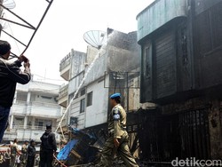 Pedagang Arloji ini Kesal Jualannya Dijarah saat Pasar Pelita Terbakar