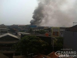12 Damkar Diterjunkan Jinakkan Kebakaran di Warakas Tanjung Priok