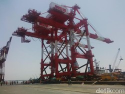 Pelindo III Datangkan 4 Alat Bongkar Muat Baru Demi Target Zero Waiting Time