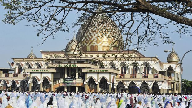 Umat muslim melaksanakan Salat Iduladha 1436 H di Masjid Raya Al Aqsha, Merauke, Papua, Kamis (24/9). Pelaksanaan salat di Merauke tersebut berlangsung aman dan lancar. ANTARA FOTO/Andika Wahyu/kye/15.