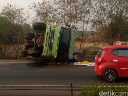 Waspada! Truk Terguling di Tol Tangerang Km 62 Arah Merak