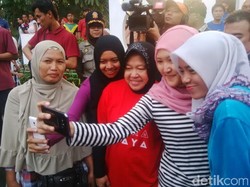 Hari Terakhir Jabat Walikota, Risma Sapa Warga di Taman Bungkul