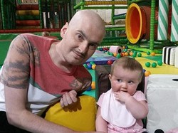 Kanker Stadium Akhir, Tom Siapkan Rekaman Cerita untuk Putrinya