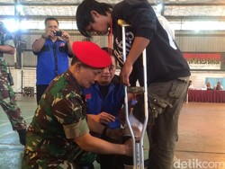 HUT TNI ke-70, Kopassus Bagikan Kaki Palsu ke Penyandang Disabilitas