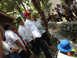 Jokowi Tinjau Pemanfaatan Dana Desa di Karawang