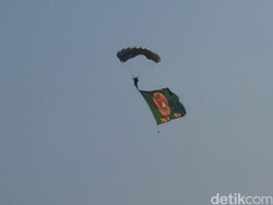Aksi Para Penerjung Payung Ini Meriahkan Rangkaian HUT ke-70 TNI