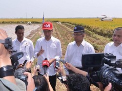 Mirip Rapper, Begini Gaya Jokowi Bertopi Snap Cap di Karawang