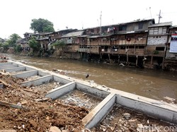 Ahok: Semua Sungai Harus Dibuat Dinding Turap